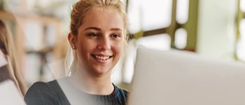 Personne tape sur un clavier