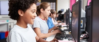 Élève et enseignant à l'école